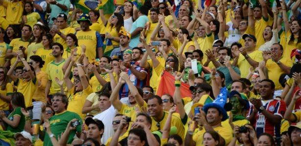 Torcida do Brasil faz festa antes de jogo contra a Itália