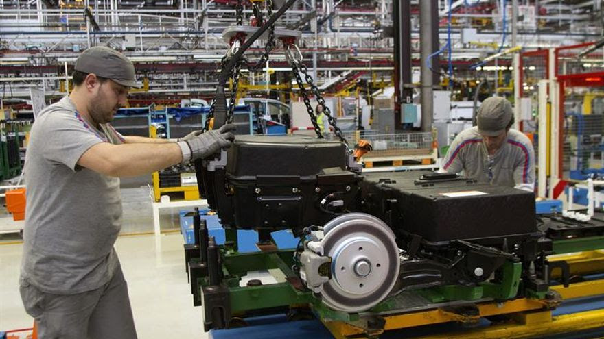La industria factura el 2,6 % más en febrero y recibe el 3,3 por ciento más de pedidos