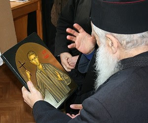 Părintele Gheorghe Calciu privind icoana lui Valeriu Gafencu la Mănăstirea Diaconești