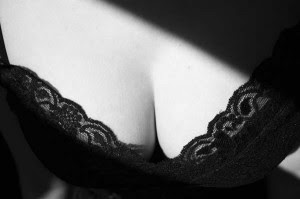 perierga.gr - Γιατί οι άντρες έχουν εμμονή με το γυναικείο στήθος;