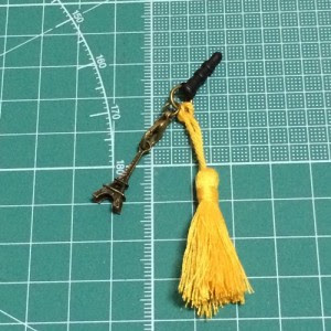 100均グッズで手作りした簡単なイヤホンジャックストラップ ダイソー セリア ここめいど