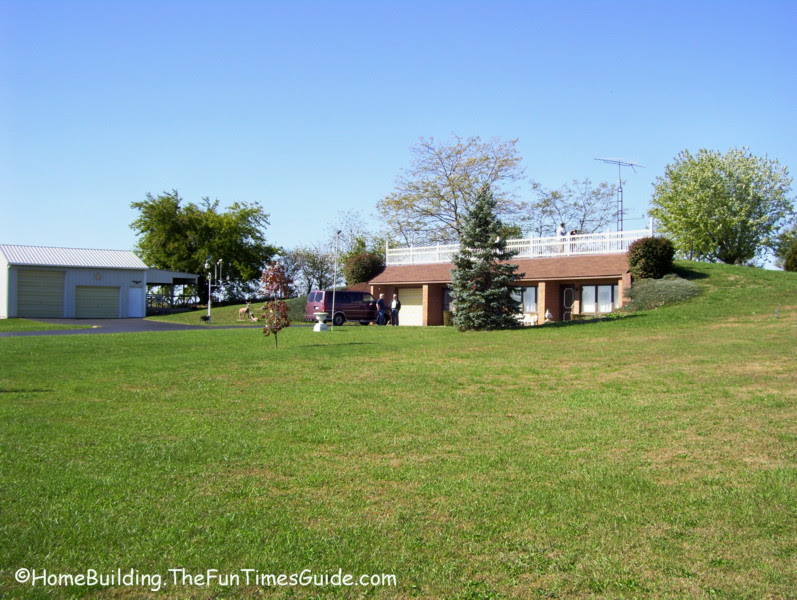 side_view_of_Ravenscraft_underground_home.JPG
