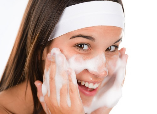 Khi bị mụn, bạn chỉ nên rửa mặt bằng các sản phẩm dịu nhẹ, lành tính để tránh gây tổn thương thêm cho da.