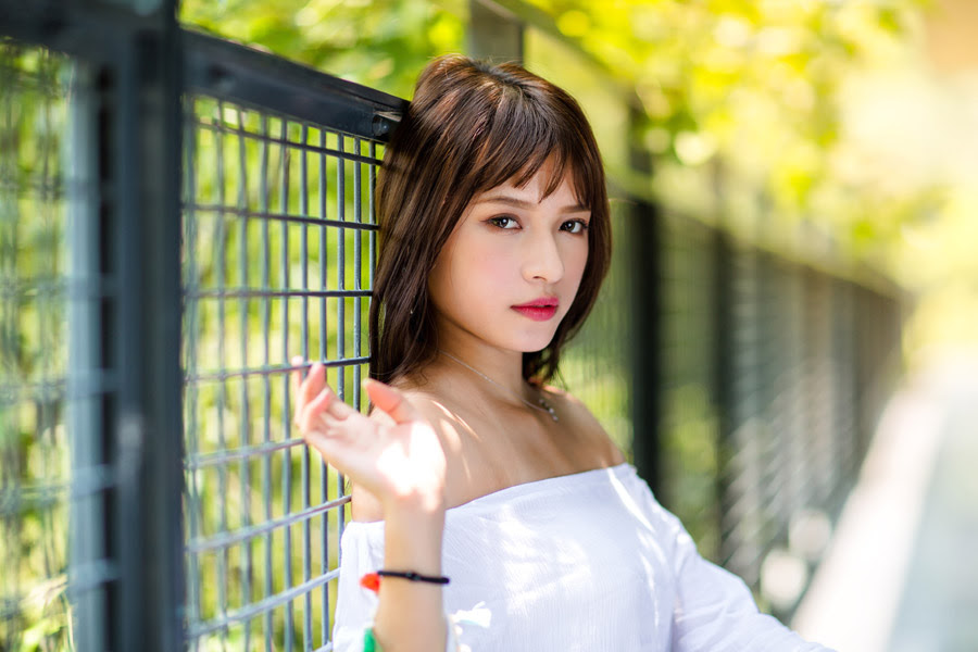 フリー写真 フェンスにもたれかかる女性でアハ体験 Gahag 著作権フリー写真 イラスト素材集