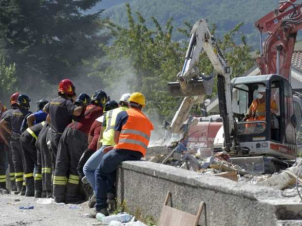 Equipes de resgate continuam a fazer buscas por sobreviventes do terremoto na cidade de Amatrice, nesta sexta-feira (26) (Foto: Andreas Solaro / AFP)