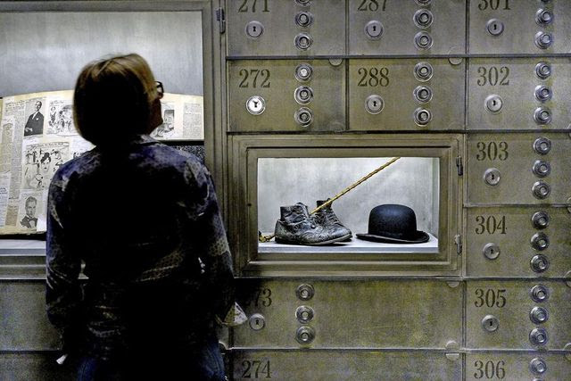 C’est le jour de l’ouverture de Chaplin’s World aux personnalités officielles qu’une canne, un chapeau et des souliers de Charlot ont été?déposés dans la salle des trésors.