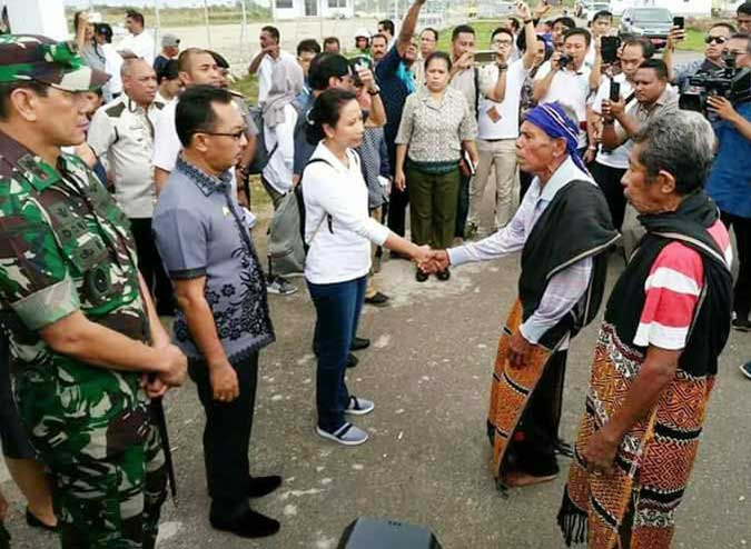 Tiakur, Malukupost.com - Dalam rangka memeriahkan HUT RI ke 72 tanggal 17 Agustus 2017, langkah cemerlang ditempuh Perhimpunan Pemuda Pelajar Wetar dan Lirang dengan menggelar pengibaran seribu bendera merah putih di kawasan perbatasan dengan negara Timor Leste di Pulau Lirang, Kecamatan Wetar Barat, Kabupaten Maluku Barat Daya (MBD). Luar biasanya lagi, kegiatan yang didukung sepenuhnya oleh Kodam XVI/Pattimura ini dihadiri oleh Menteri Badan Usaha Milik Negara, Rini Soemarno.
