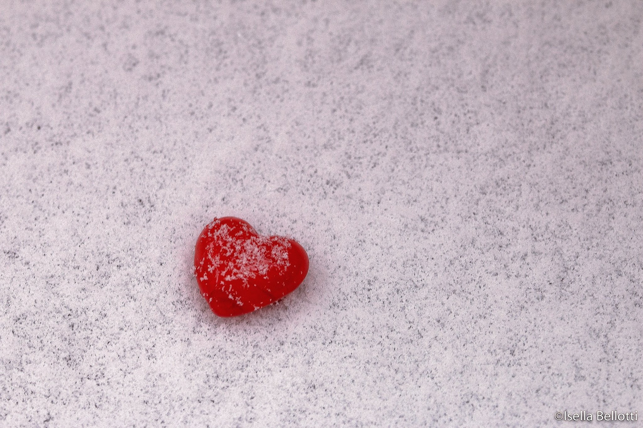 Buongiorno con la foto del giorno di Isella Bellotti, "Un cuore nel gelo  della neve luinese"