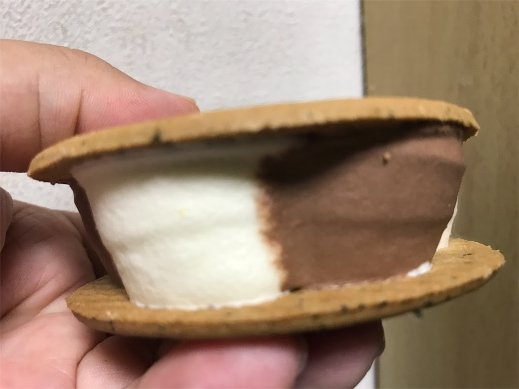 赤城乳業 シュプールモンシェール クッキーサンド ショコラ フランボワーズ サンド 食べてみました