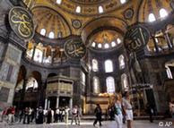 Besucher bestaunen den Innenraum der 'Hagia Sophia' in Istanbul, Tuerkei, am 28. Sept. 2004. Die EU-Kommission wird am Mittwoch, 6. Okt. 2004, ihre Empfehlung darueber abgeben, ob Beitrittsverhandlungen mit der Tuerkei aufgenommen werden sollen. (AP Photo/Murad Sezer)