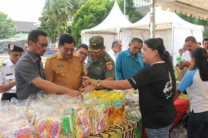 Ambon, Malukupost.com - Wakil Gubernur Maluku Zeth Sahuburua mengatakan, pasar murah harus betul-betul dapat dinikmati oleh masyarakat karena perbendaan harga barang kebutuhan pokok yang dijual cukup signifikan bila dibandingkan dengan di pasar biasa. "Kalau perbedaan harganya cuma Rp1000-Rp2000, sebaiknya tidak usah dilaksanakan," katanya, saat membuka kegiatan Pasar Murah di Lapangan Merdeka Kota Ambon, Selasa (13/12). Karena itu, kata Zeth, Penjabat Wali Kota Ambon harus melakukan pengecekan harga jual barang-barang kebutuhan pokok yang dipatok para pengusaha pada kegiatan pasar murah yang berlangsung mulai hari ini hingga tanggal 17 Desember mendatang. "Saya kira harga yang diterapkan di pasar murah ini betul-betul menjamin, sebab kita punya masyarakat yang datang berbelanja di pasar murah ini ada yang punya kelebihan tetapi ada banyak juga yang punya kekurangan," ujarnya. Ia menegaskan, pasar murah menyambut hari raya lebaran terlaksana dengan baik, dan itu harus pula terjadi dalam penyelenggaraan pasar murah menyongsong hari natal dan tahun baru.