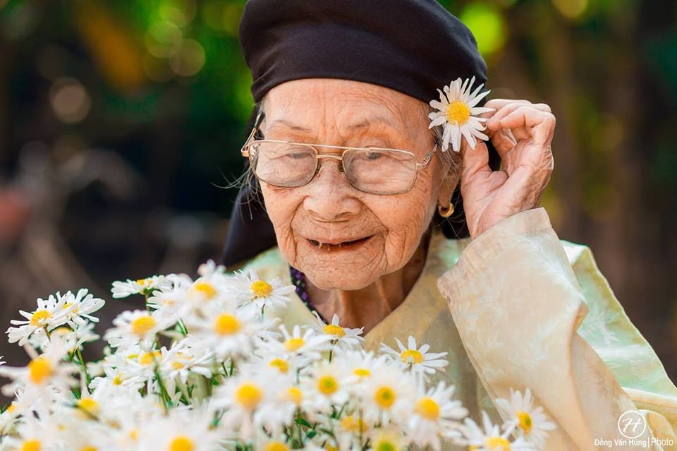 Ảnh cụ bà 99 tuổi bên cúc họa mi đẹp ngất ngây khiến dân mạng chao đảo - 10