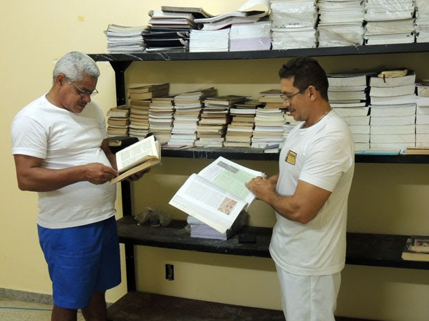 Presos só têm a disposição livros da biblioteca da Penitenciária Estadual de Alcaçuz (Foto: Felipe Gibson/G1)