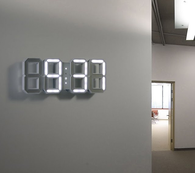 シンプルに文字だけが浮かび上がる壁掛け時計 White White Led Clock 海外 国内のおしゃれなモノ アイデアを集めるサイト Q Ration キューレーション