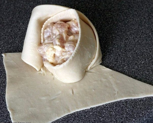 Слоеные пирожки с курицей и сыром