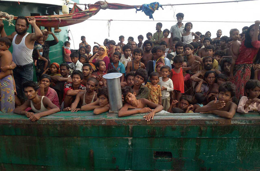 La barca con a bordo circa 350 migranti rohingya e alla deriva al largo delle coste tailandesi, nel mare delle Andamane. Almeno dieci persone sono morte durante il viaggio. - Thanaporn Promyamyai, Afp