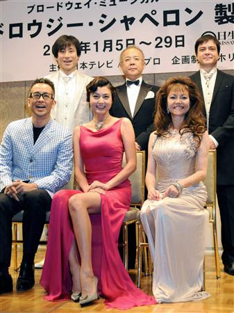 紀香ミュージカルに初挑戦 結婚相手役はなだぎ武 紀香の相手役はなだぎ武 ミュージカル ドロウジー シャペロン の制作発表会見に出席した 前列左から 宮本亜門 藤原紀香 木の実ナナ 後列左端はなだぎ武 １４日 東京都内 四国新聞社