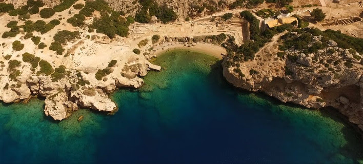 3 απίθανες παραλίες με σμαραγδένια νερά κοντά στην Αθήνα για να μην καταλάβεις καύσωνα [εικόνες]