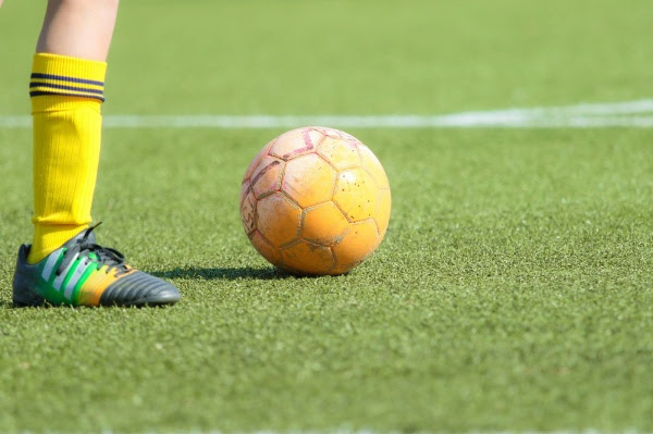 人工芝はサッカー 野球のスパイクで劣化する 芝人