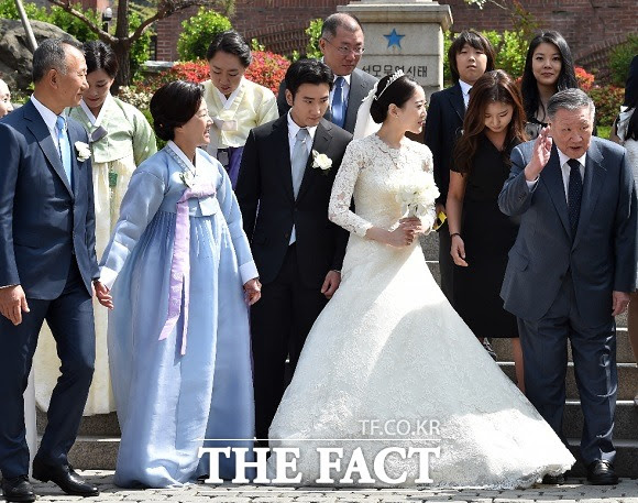 TF영상 정몽구·정의선 부자, 7개월 전과 달랐던 결혼식 행보 왜 ...