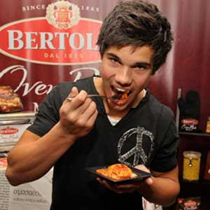 taylor lautner access hollywood