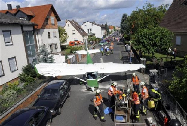 Perierga.gr - Μικρό αεροπλάνο προσγειώθηκε σε δρόμο πλάτους 5 μέτρων