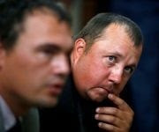 Los granjeros, mientras escuchan al juez.  Foto: Reuters.