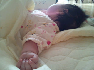 赤ちゃんの寝起き あるたま草