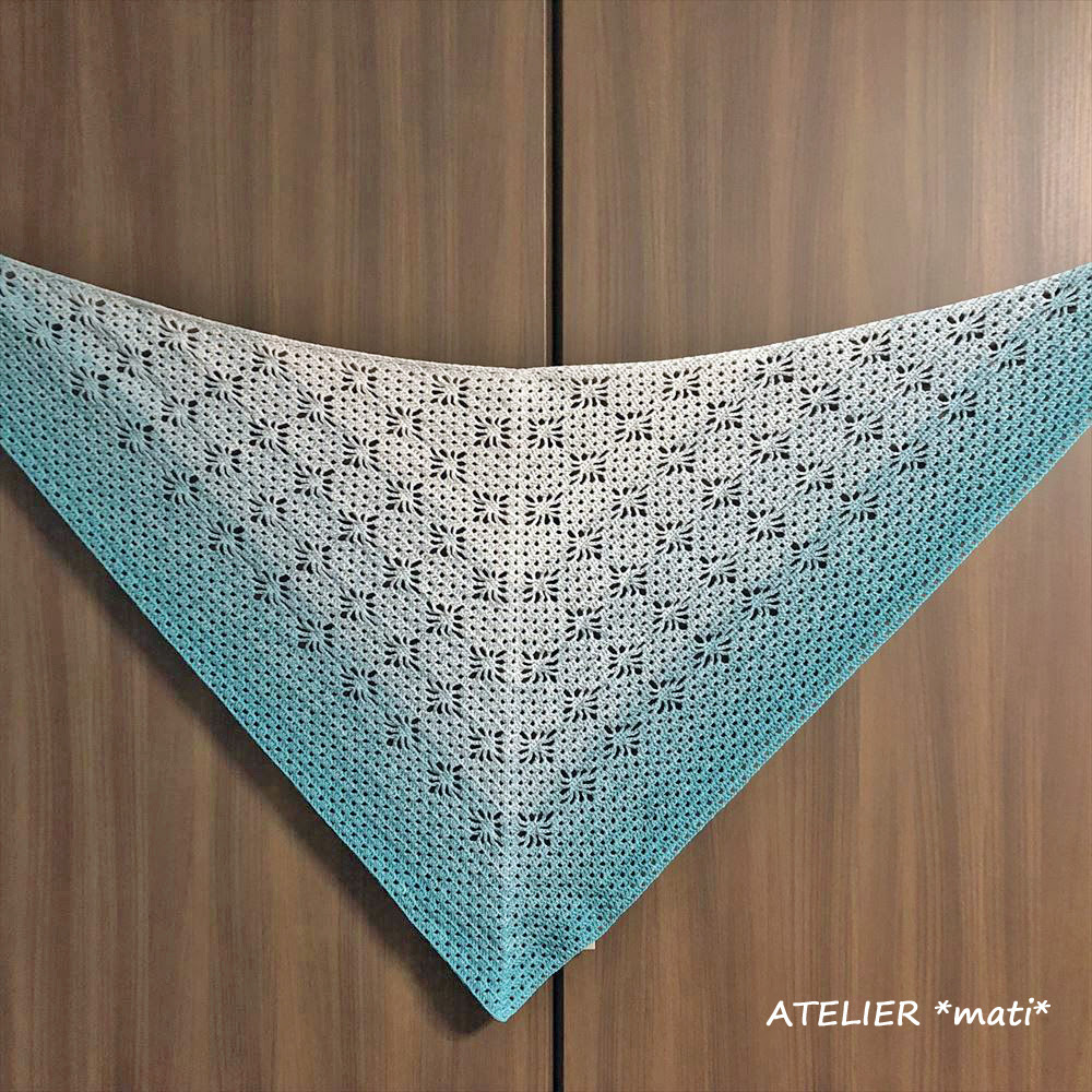 ショップ新着 花の透かし柄のグラニーショール かぎ針編みの無料編み図 Atelier Mati
