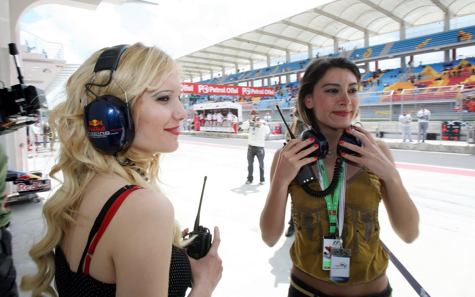 Nice Pit babe F1 wallpaper 2008 (formula 1 girls)