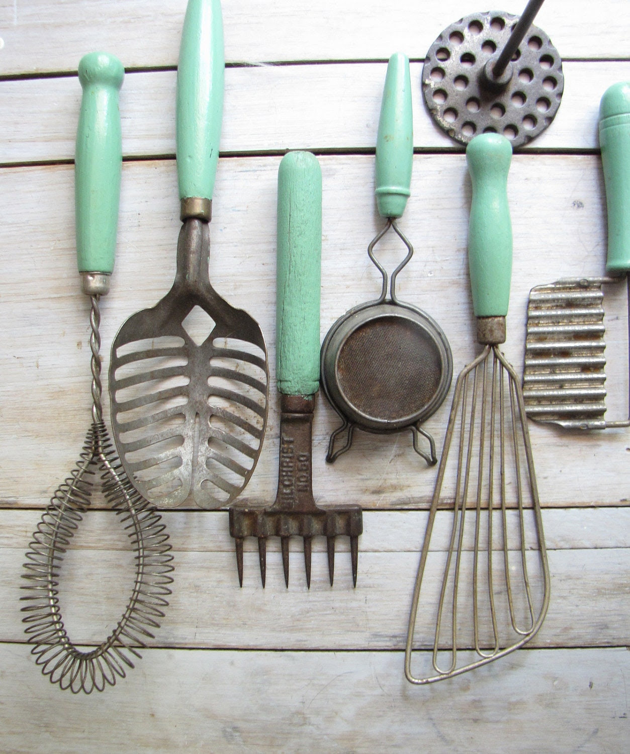 collection of 14 assorted green kitchen utensils - barleyandrye