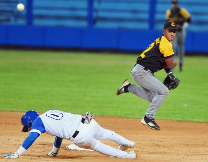 Serie 53 de beisbol equipo de Guantanamo jugada