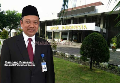 Ambon, Malukupost.com - Bambang Pramasudi dipercayakan untuk memimpin Kantor Perwakilan Bank Indonesia (BI) Provinsi Maluku menggantikan Pimpinan lama Wuryanto melalui acara serah terima jabatan (Sertijab) di Ambon, Jumat (20/1). Berdasarkan pantauan jalannya acara Sertijab, tersebut terlihat pemimpin lama Wuryanto menyerahkan jabatan ke pimpinan baru Bambang Pramasudi. Sartijab itu sendiri dipimpin langsung Deputi Gubernur BI Rosmaya Hadi di gedung Islamic Ceter, Waihaong Ambon. Bambang Pramasudi sebelumnya menjabat sebagai Kepala Devisi di Deperteman Surveilans Sistim Keuangan, Kantor BI Pusat, sedangkan Wuryanto akan mengembang amanat sebagai Kepala Perwakilan BI di Palangka raya, Kalimantan Tengah.