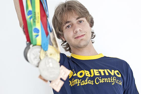 O estudante Ivan Antunes, 17, com medalhas após ganhar Olimpíadas de física, astronomia e linguística
