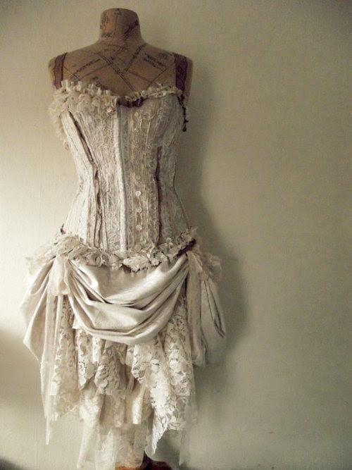 ridingadreamcatcher:

I would die to wear this dress. just once!
