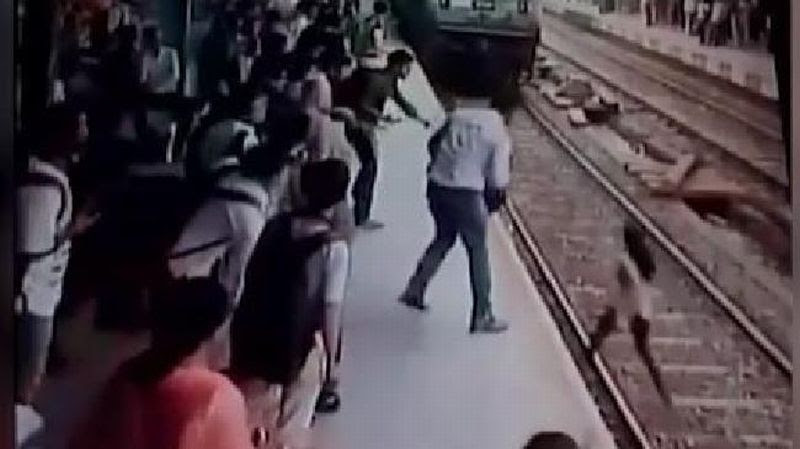 Perempuan muda di India lemparkan dirinya ke kereta yang melaju karena panik. (Foto: News Au)