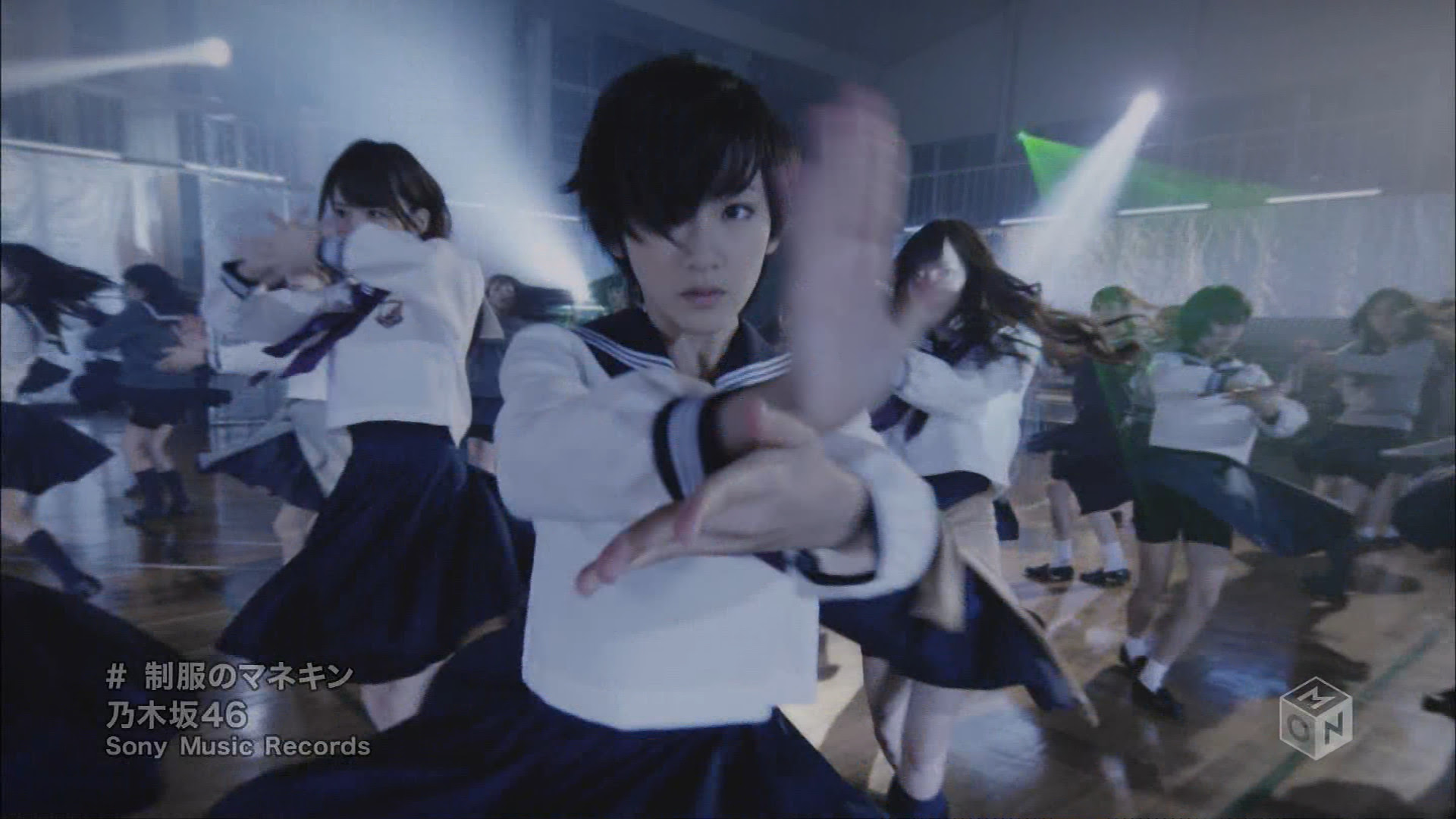 玩具箱 制服のマネキン 乃木坂46