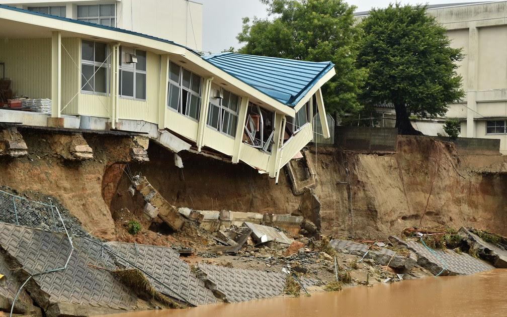 Foto mostra os danos na Hiramatsu Junior High School após inundação em Asakura, em Fukuoka, no Japão, na quinta (6) (Foto: Kazuhiro Nogi/AFP)