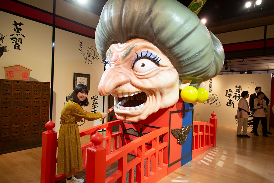 湯婆婆と銭婆の巨大おみくじ初登場 鈴木敏夫とジブリ展 開幕