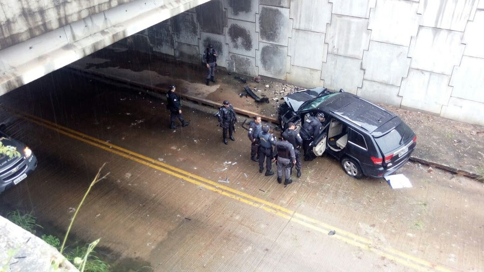 Carro caiu dentro de túnel na Zona Sul de Natal (Foto: Lamonier Araújo)