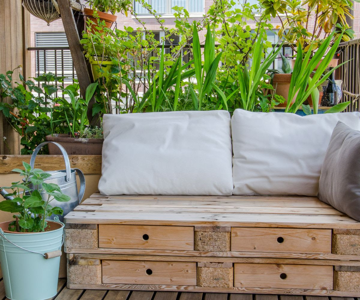 Exterior Home Design: Build Outdoor Furniture Pallets