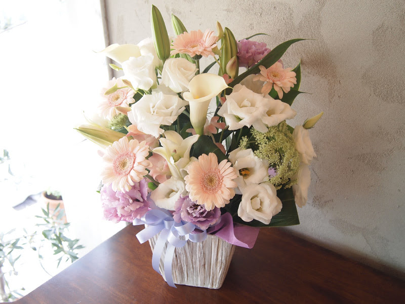 お供え花 命日の花 葬儀の花 お盆の花を贈る時の相場や注意点