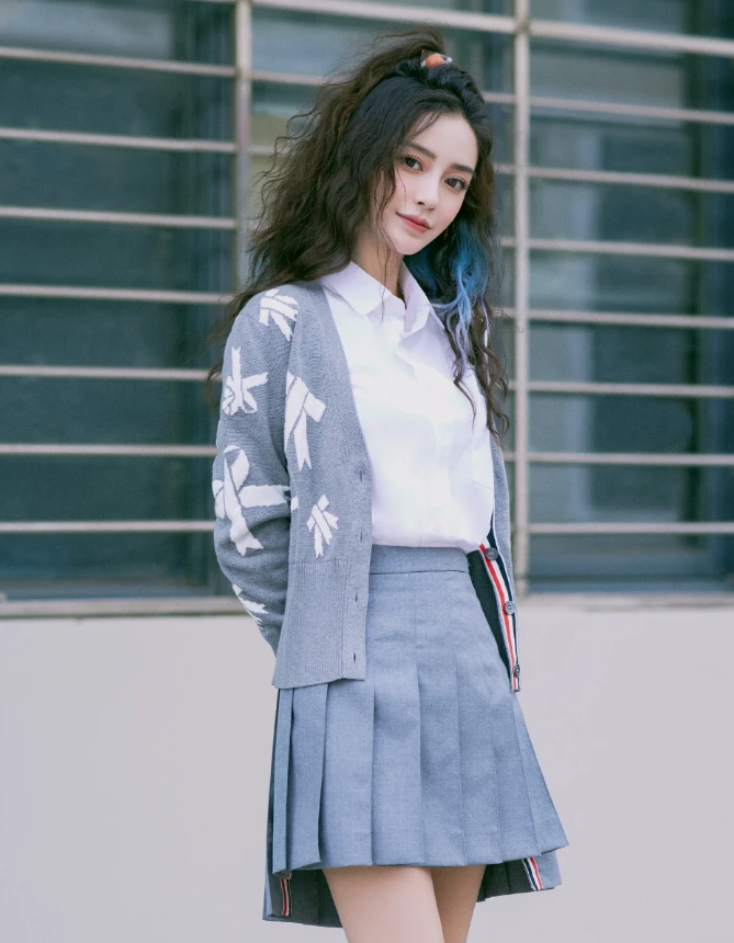 杨颖穿制服 俏皮减龄充满少女感 雪花新闻