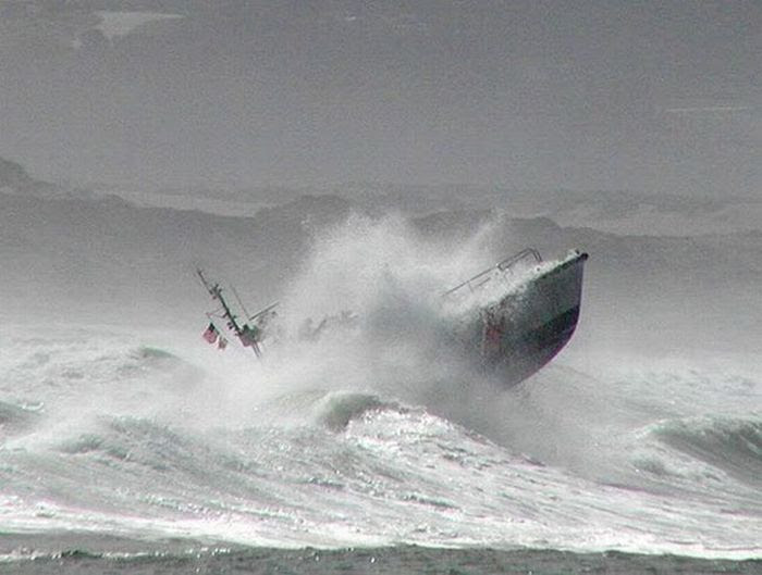 Ship on the Giant Waves (13 pics)