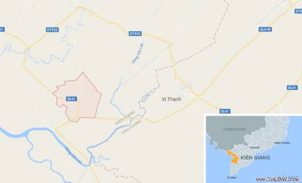 Thi thể người đàn ông không còn nguyên vẹn nằm trên quốc lộ