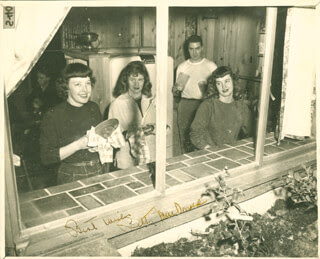 BETTY MacDONALD PHOTOGRAPH SIGNED DOCUMENT 281143