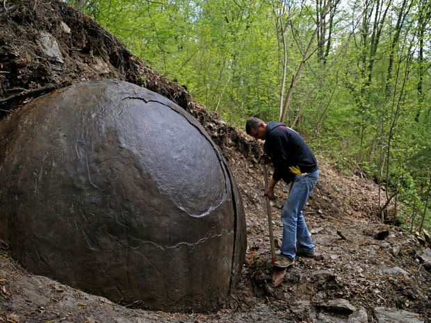 Arqueólogos bósnios dizem acreditar que pedra é a mais antiga criada pelo homem; tese é refutada por especialistas (Foto: Reuters/Dado Ruvic)