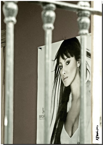 Con tu mirada en mi pared ...