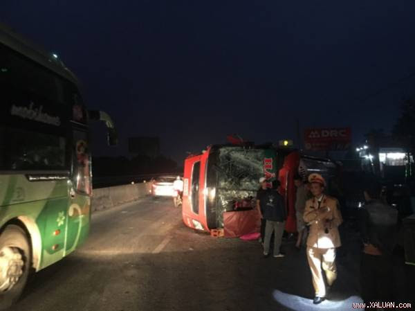  Hiện trường chiếc xe giường nằm chở 40 hành khách bị lật.