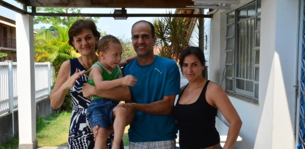 Berenice Piana, microempresária e ativista da causa do autismo, com o pequeno Fabiano e sua família, na Clínica-Escola de Itaboraí